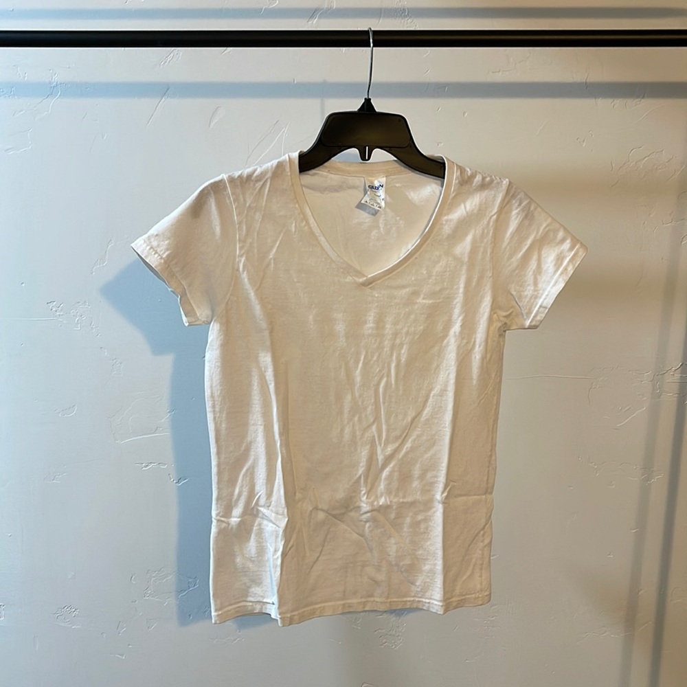 Gildan Heavy Cotton V-Neck Tshirt